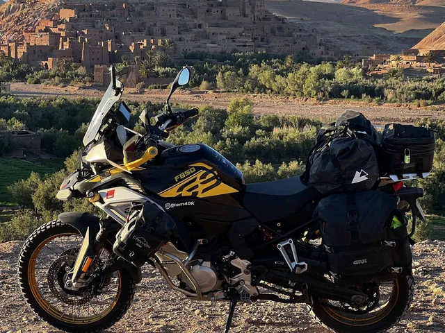 La moto cargada frente a la kasba de Aït Benhaddou