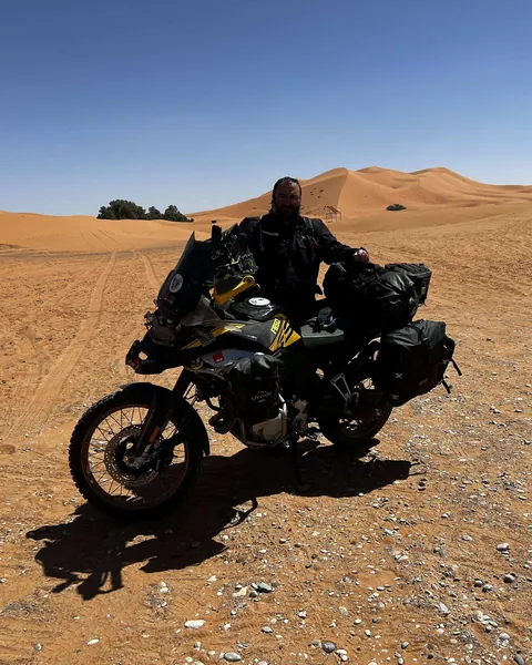 Luis subido a la moto en las dunas del Erg Chebbi