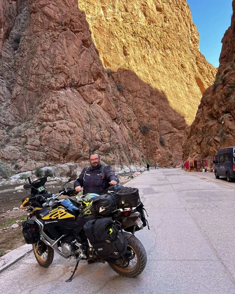 La moto entre las paredes rojas de las gargantas del Todra