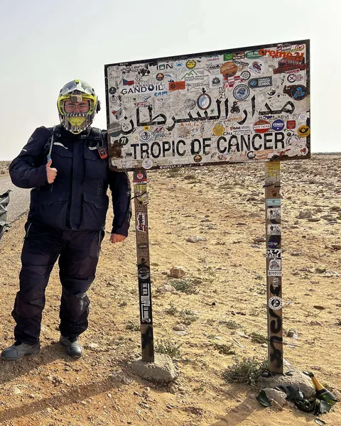 Luis junto al cartel del Trópico de Cáncer, camino de Dakar