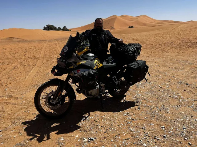 Luis en la moto entre las dunas del Erg Chebbi