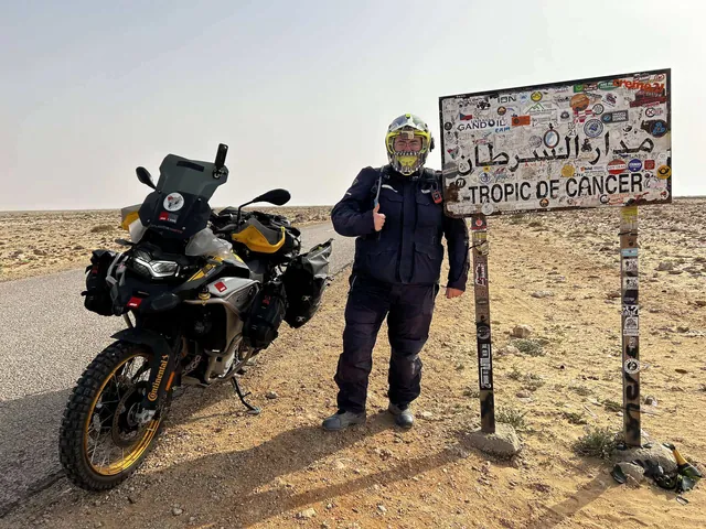 Luis junto al cartel del Trópico de Cáncer