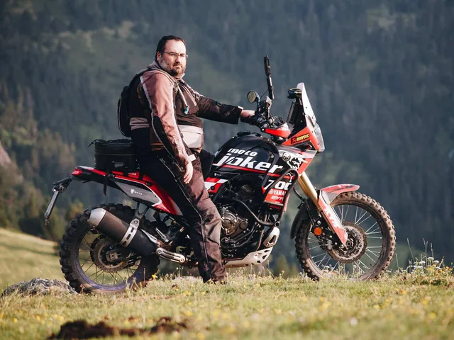 Luis sentado en una Yamaha Ténéré 700 en un prado de montaña