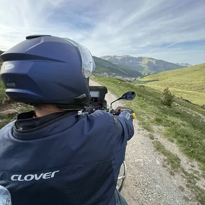 Vista desde la moto en una pista de montaña