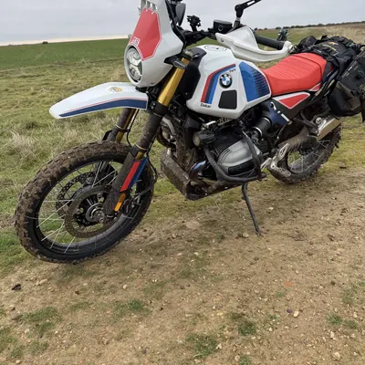 BMW R nineT Urban G/S en una pista de tierra