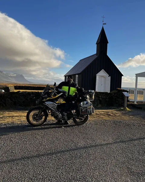 La moto aparcada delante de la iglesia negra de Búðir