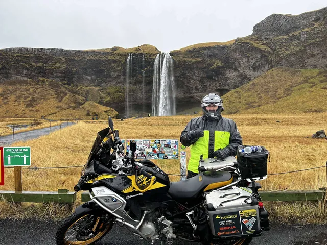 Luis junto a su moto delante de la cascada de Seljalandsfoss
