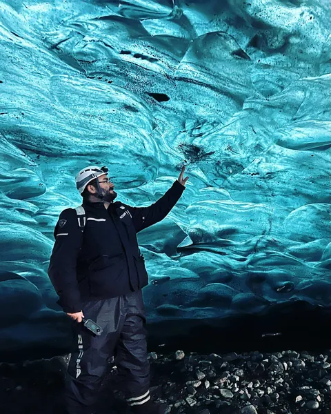 Luis dentro de una cueva de hielo azul en el Vatnajökull