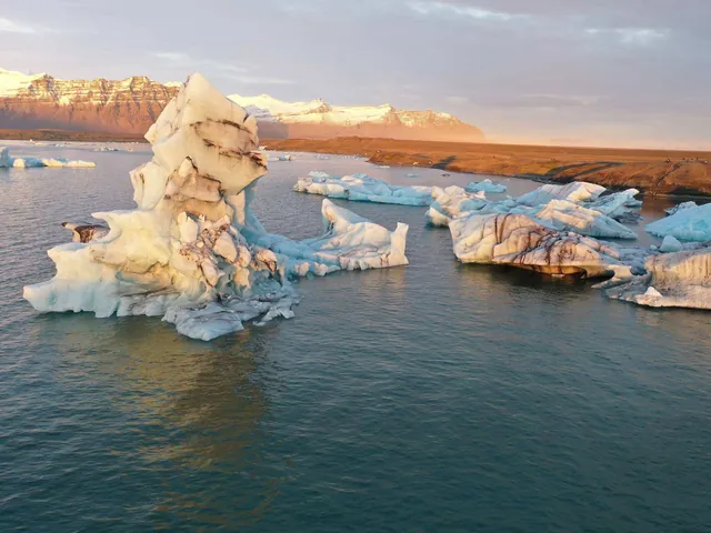 Icebergs flotando en la laguna glaciar de Jökulsárlón