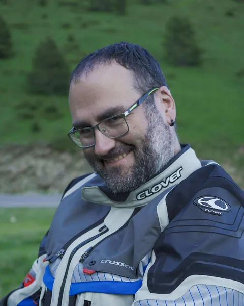 Retrato de Luis sonriendo con la chaqueta Clover