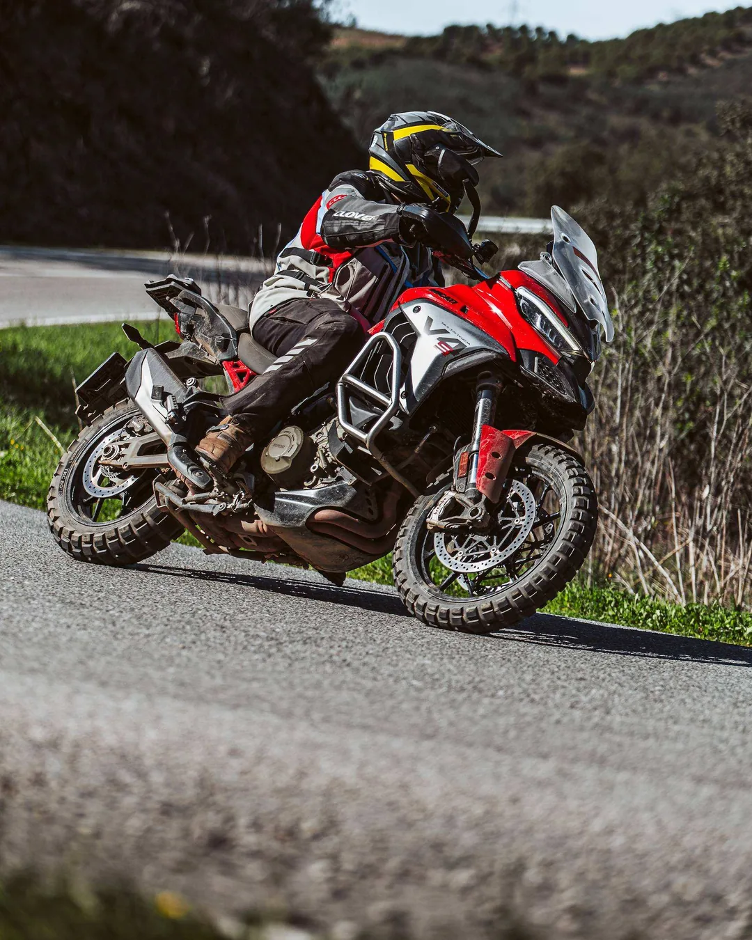 Luis tumbando la moto en una curva de asfalto durante la sesión de Continental