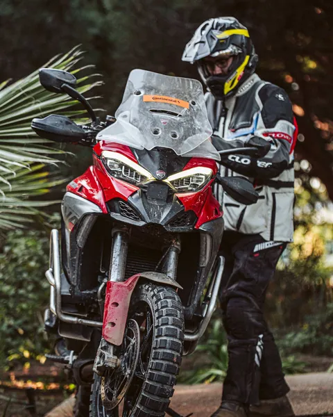 Luis de pie junto a la moto con el casco puesto