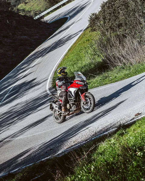 La moto bajando una carretera de curvas, vista desde arriba