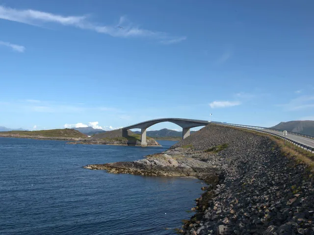 El puente curvo de la Atlantic Road sobre el mar en Noruega