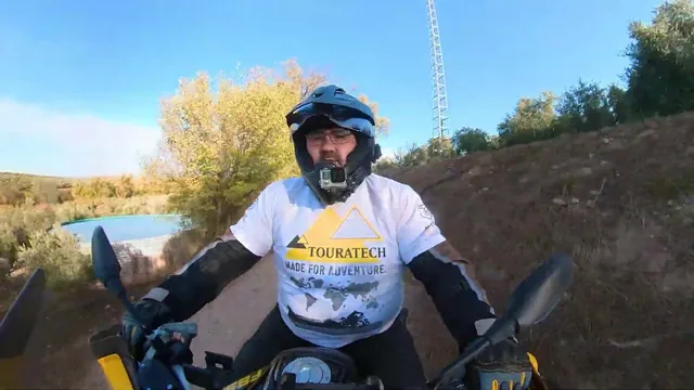 Luis con la camiseta del equipo Touratech, en una pista de la Olivobook