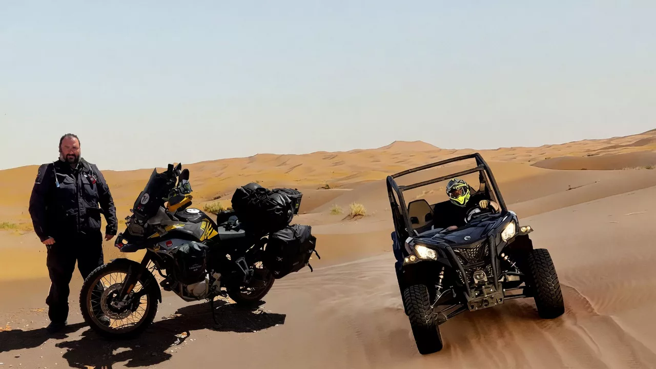 Moto y buggy en las dunas