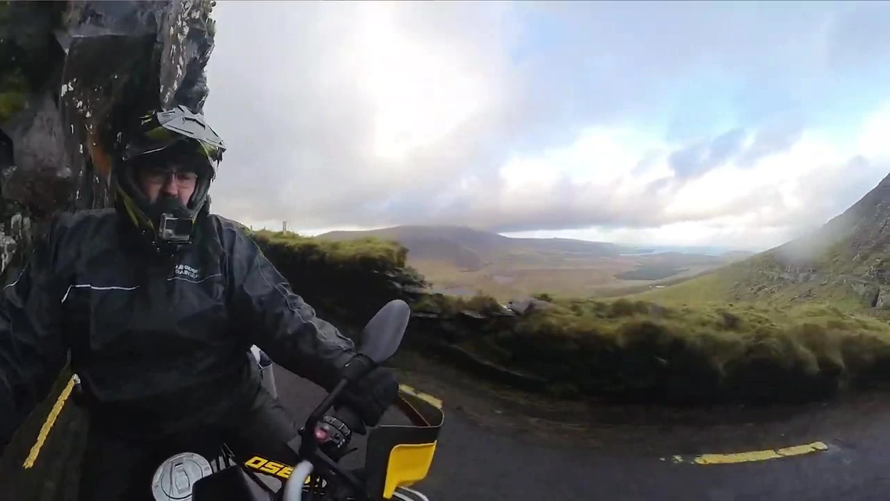 Carretera mojada por la costa de Irlanda