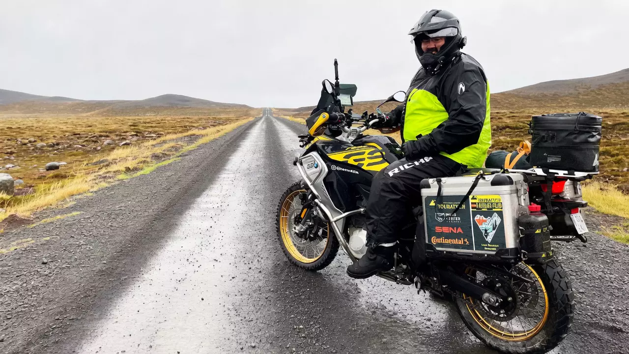 Luis en la F850 GS, pista mojada en Islandia