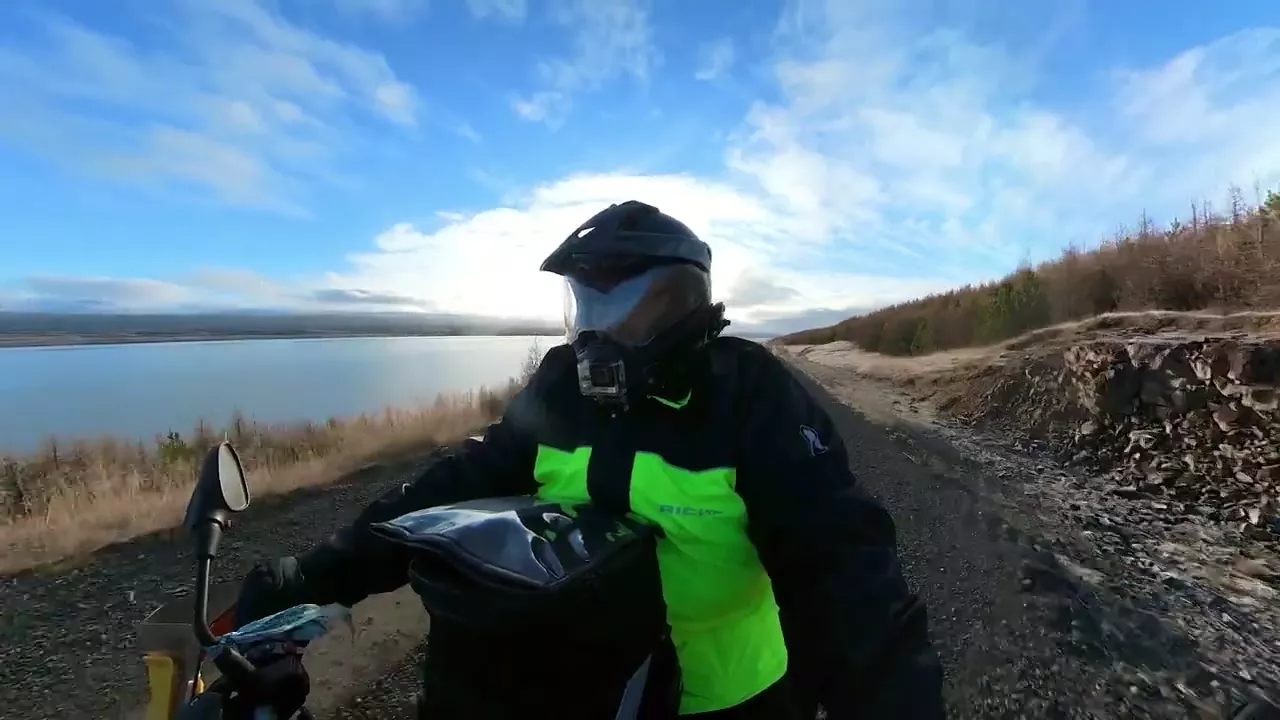 Luis en la pista, junto al lago en Islandia